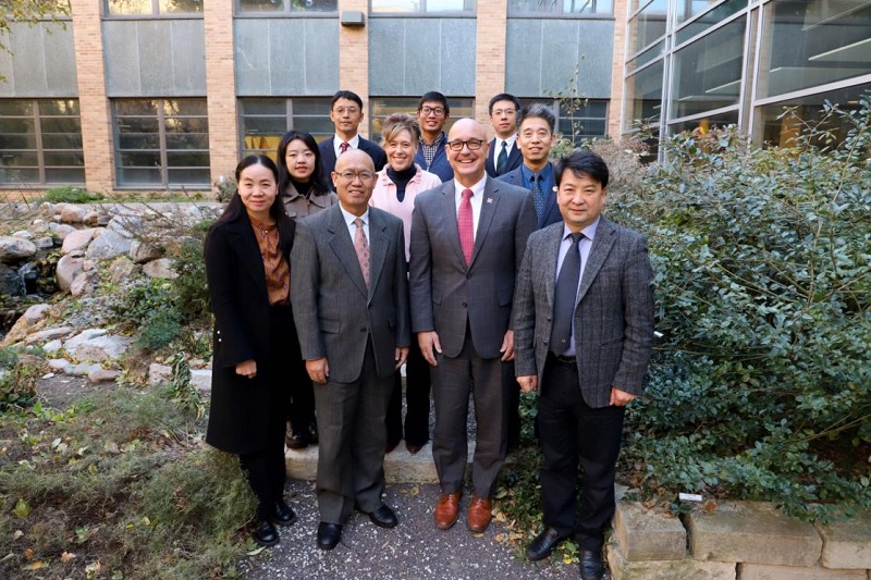 代表团与美国内布拉斯加林肯大学副校长Michael Boehm教授、农业与自然资源探花系列
院长Tiffany Heng-Moss教授座谈交流并合影留念0.jpg