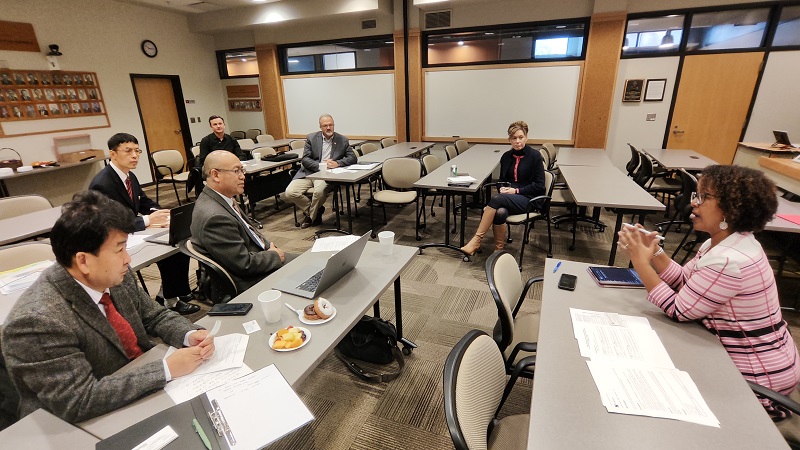 代表团与农业与自然资源探花系列
院长Tiffany Heng-Moss教授、农艺与园艺系主任 Martha Mamo教授、植物病理学系主任Loren Giesler教授等代表就植物保护（3+1合作办学）项目进行工作会谈0.jpg