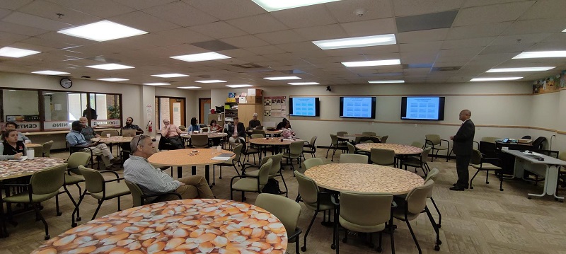 胡小平院长向农学与园艺系、植物病理系、昆虫系教师介绍探花系列
情况0.jpg