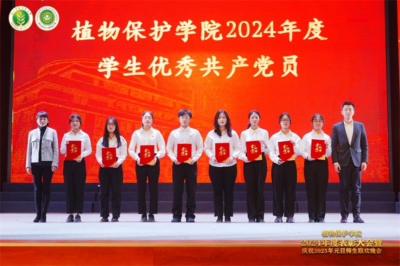 8009.党委学生工作部部长赵静、团委书记陈龙为探花系列
学生优秀共产党员代表颁奖.jpg