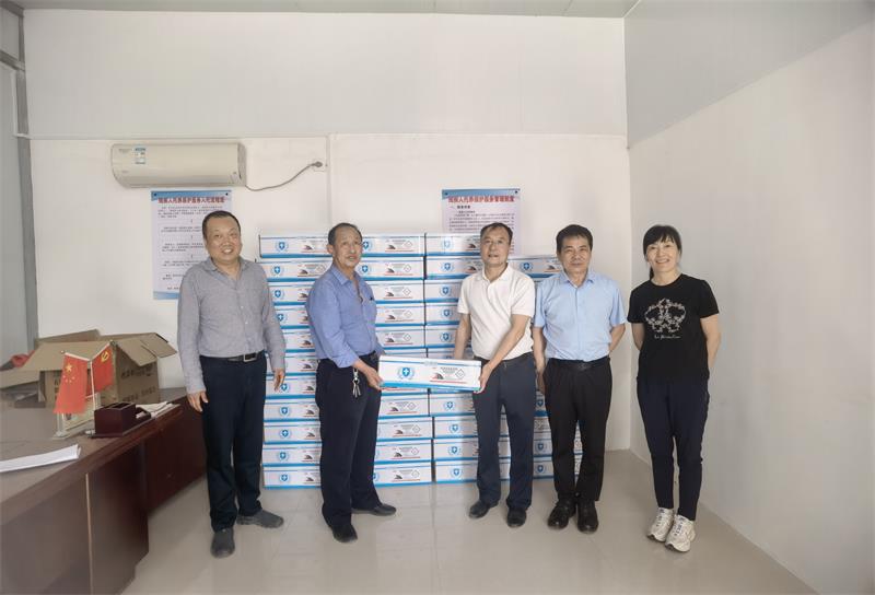 8005.向村委会赠送农资药品.jpg