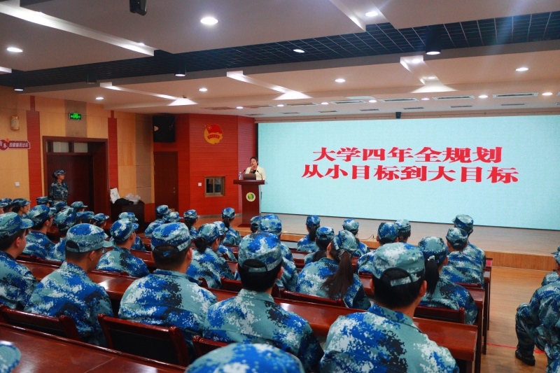 (3)图3院党委副书记高媛面向新生开展入学教育暨学业规划专题讲座(1).jpg